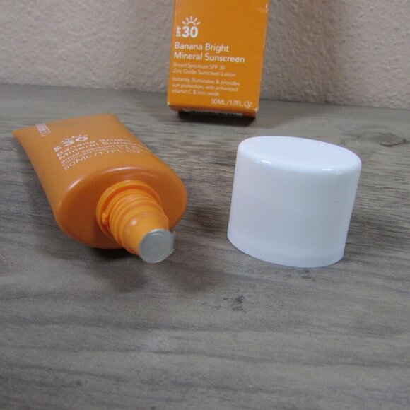 OleHenriksen Banana Bright Mineral Broad Spectrum Sunscreen SPF 30 1.7 fl oz/50 - Picture 3 of 4